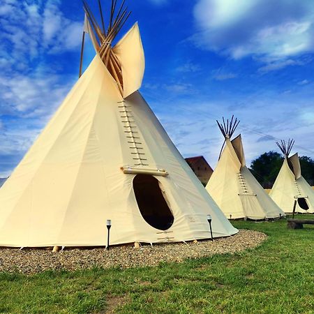 Teepee Camp Lounky Otel Chodouny Dış mekan fotoğraf