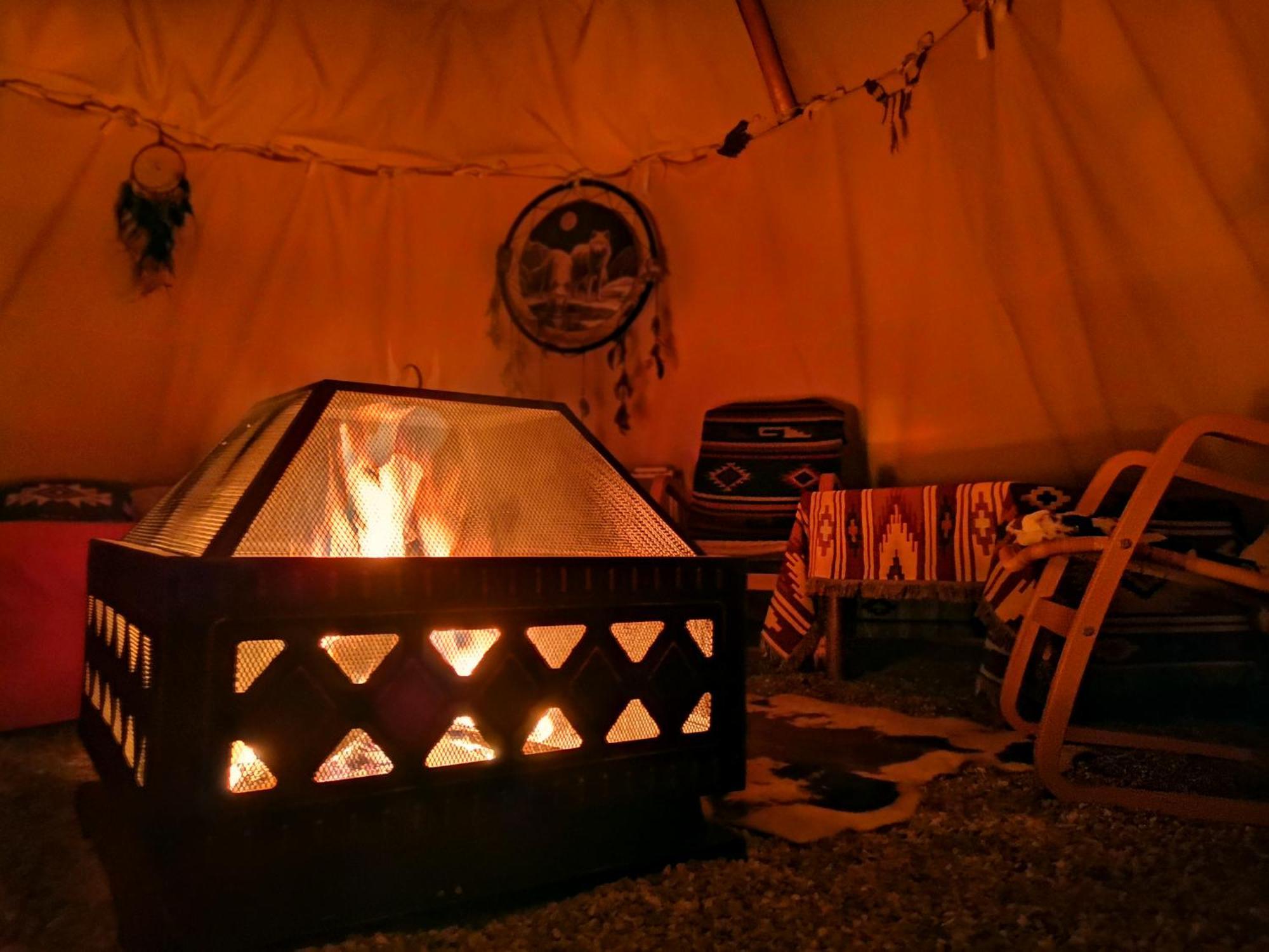 Teepee Camp Lounky Otel Chodouny Dış mekan fotoğraf