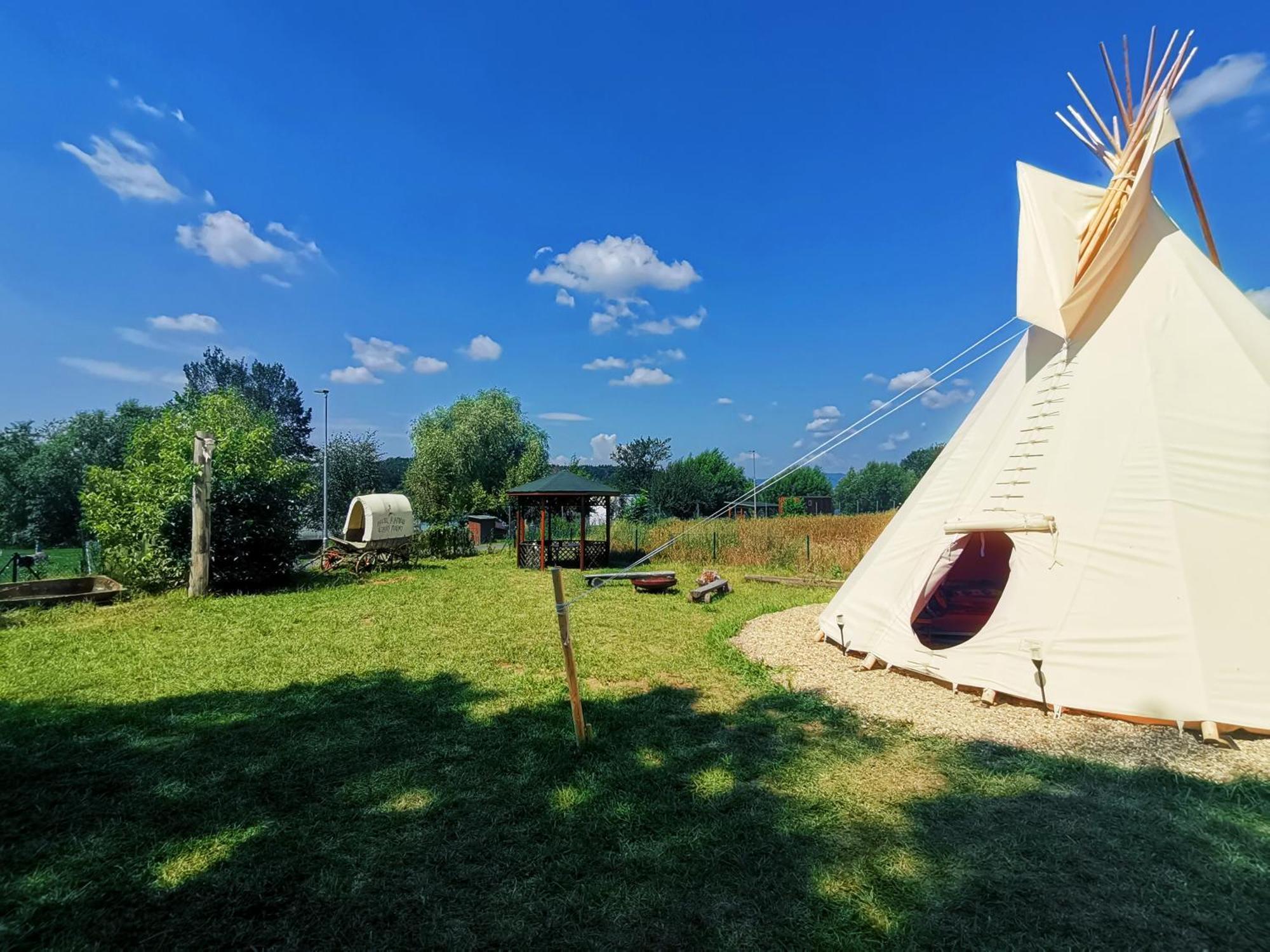 Teepee Camp Lounky Otel Chodouny Dış mekan fotoğraf
